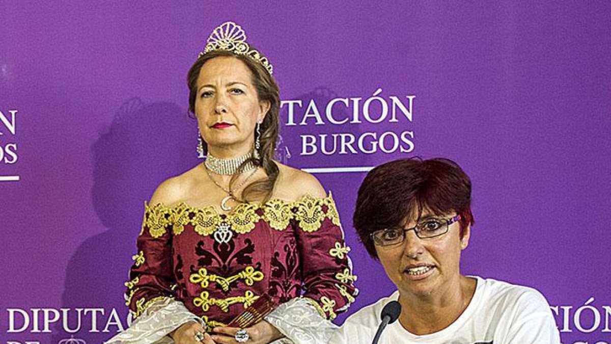 Beonza con la protagonista de la obra, caracterizada como María Luisa.-S. O.