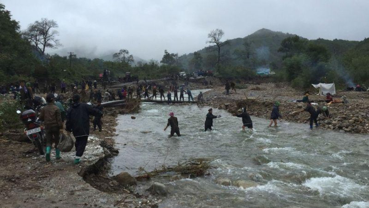 Aldeanos norcoeranos tras la inundación.-MURAT SAHIN / AFP