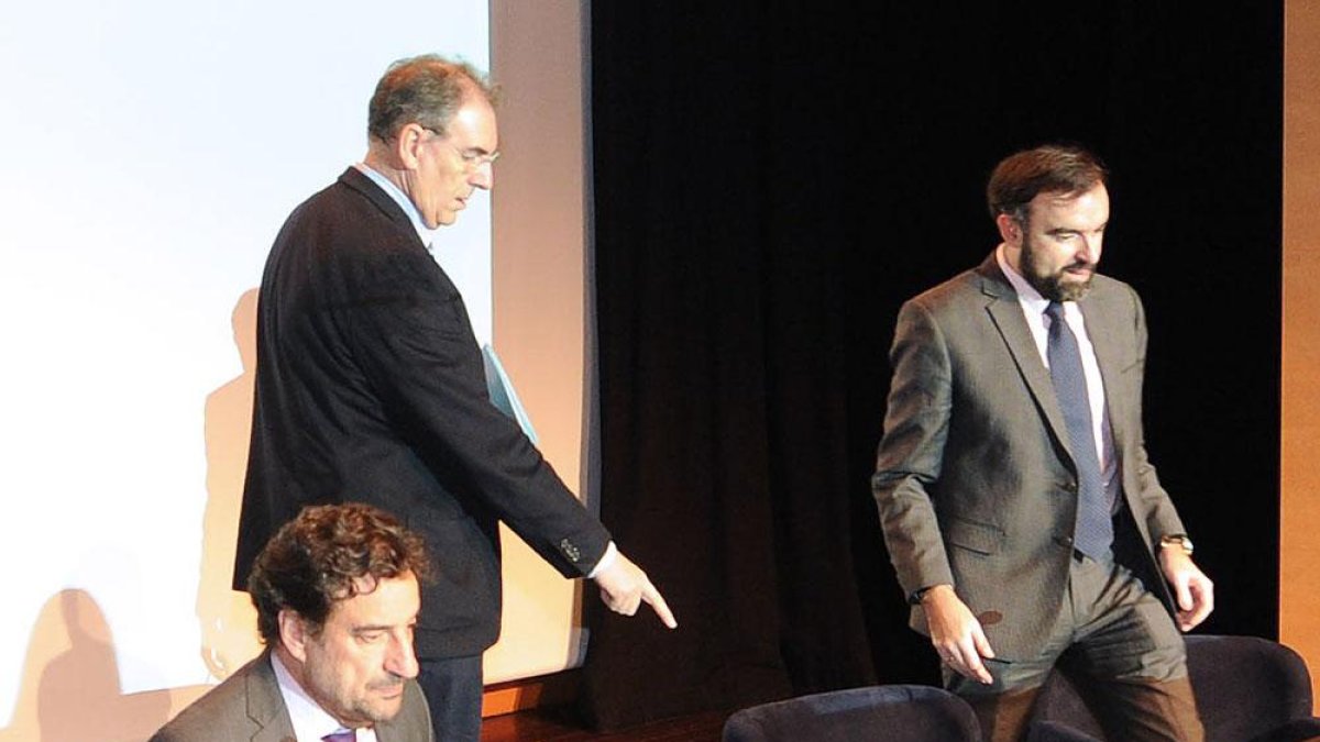 Jesús Martínez, Miguel Ángel Benavente y Julián Alonso antes de la última Asamblea.-ISRAEL L. MURILLO