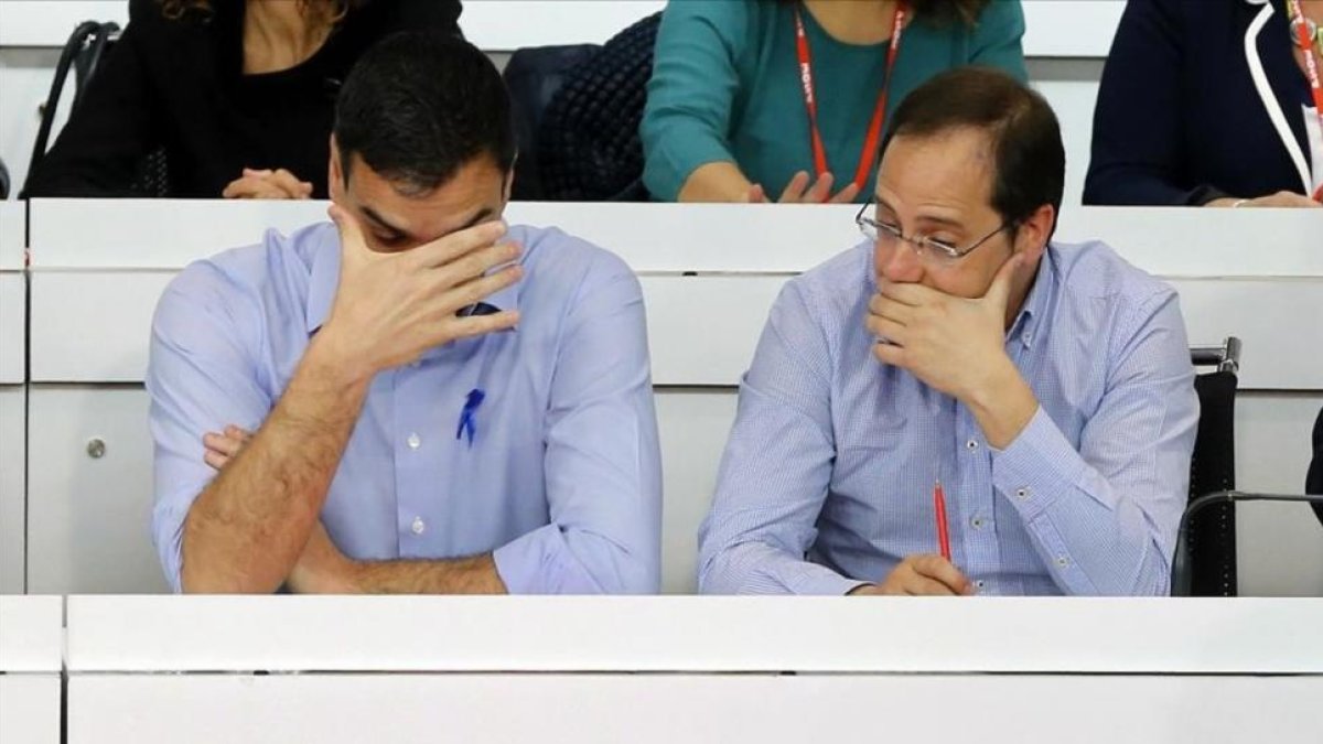Sánhez y Luena durante el comité federal del PSOE, el pasado abril, en Madrid.-EFE