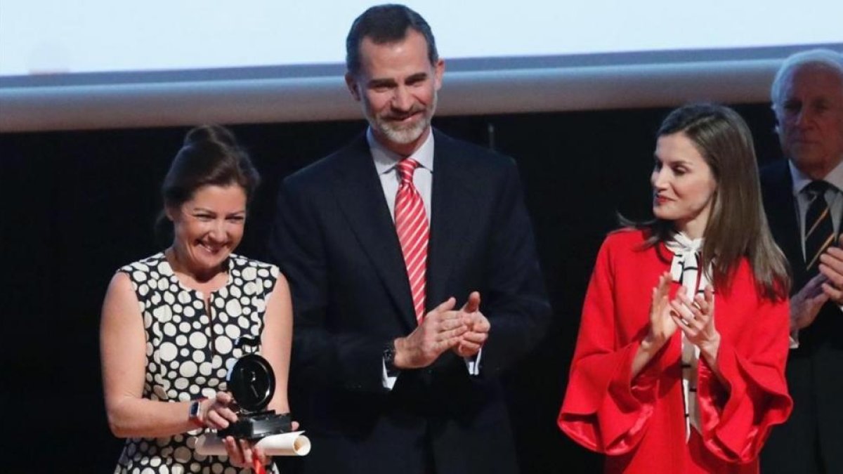 Los reyes Felipe y Letizia entregan a la bailaora Sara Baras la acreditacion como nuevo embajador de la VII promocion de los Embajadores honorarios de la Marca Espana, en el Centro de Arte Reina Sofia de Madrid.-EFE / ZIPI