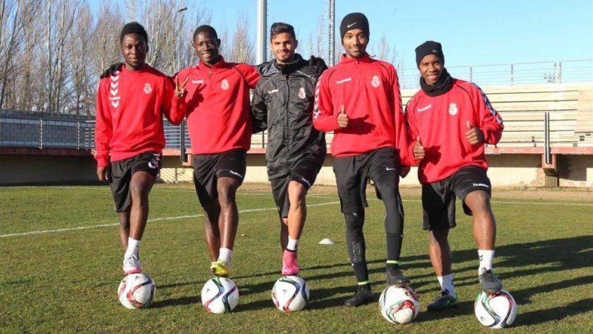 Ali Almoez, segundo por la izquierda, y Madibo, derecha, con sus compañeros de la Cultural Leonesa en 2016.-EL PERIÓDICO
