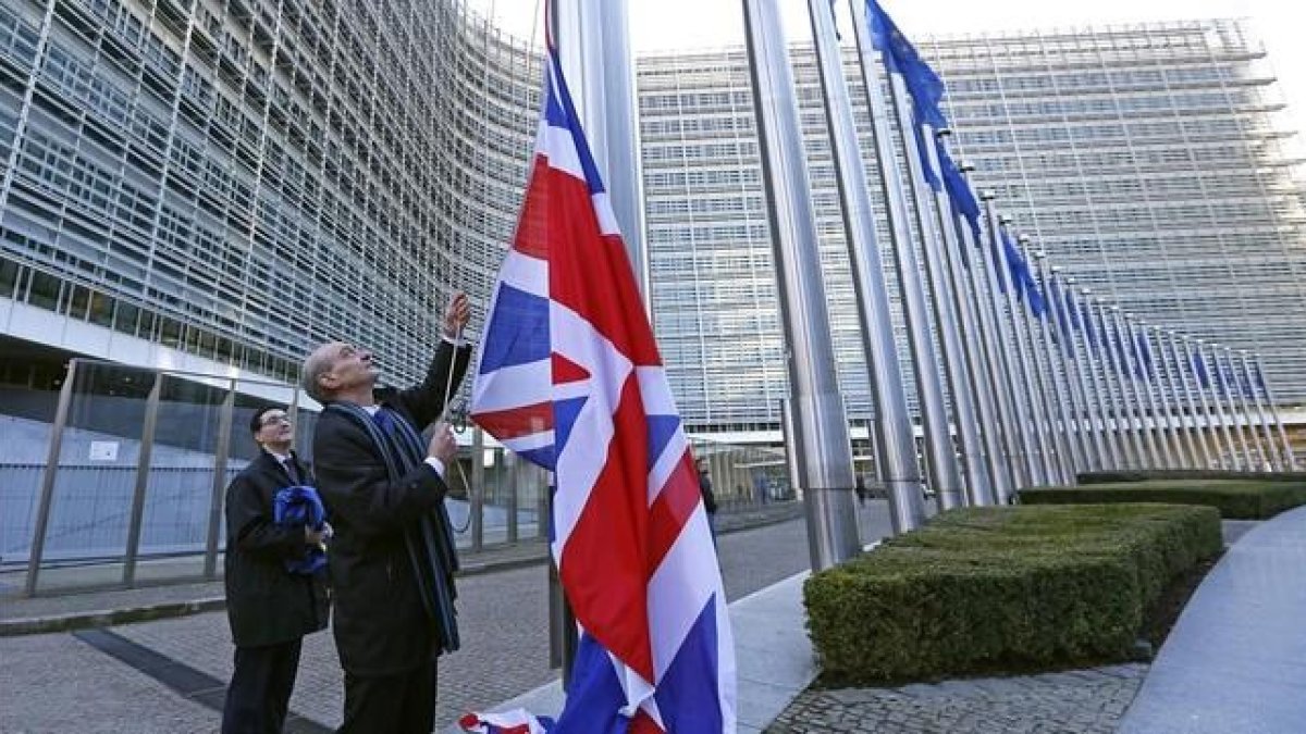 La bandera británica es izada ante las instituciones europeas con motivo de la visita de Cameron, el martes.-REUTERS / YVES HERMAN