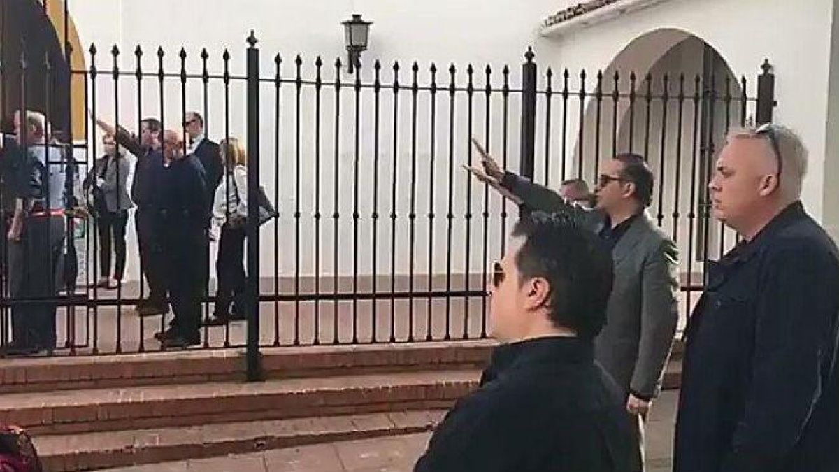 Un grupo de hombres con el brazo en alto han entonado el himno falangista para despedir a Utrera Molina.-YOUTUBE