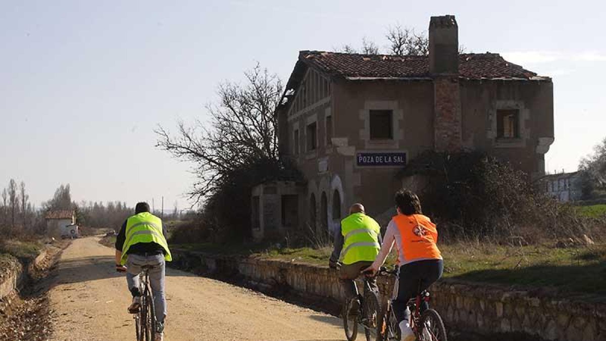 Los cicloturistas ya conocen la vía y la utilizan de forma habitual.-G.G.