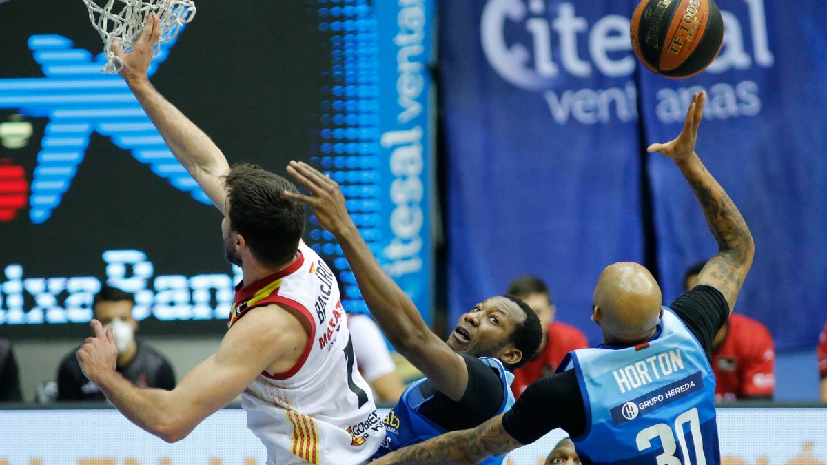 Horton y Sakho pelean el rebote con el jugador del Zaragoza Barreiro. SANTI OTERO