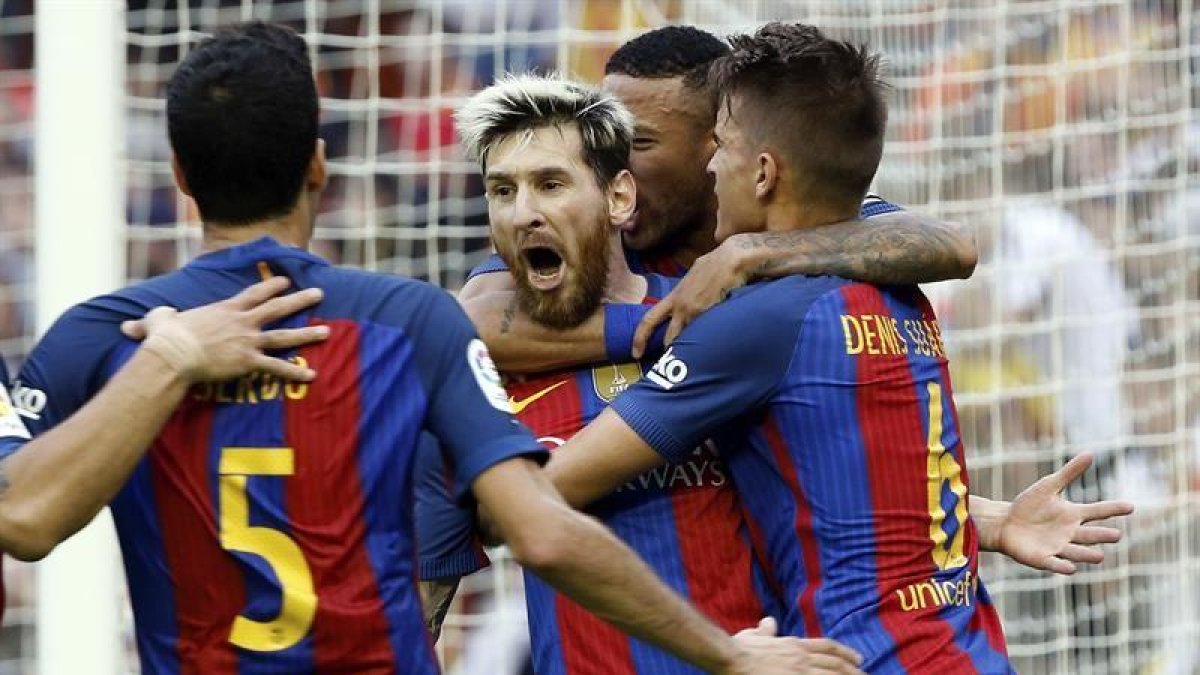 El delantero argentino del FC Barcelona Leo Mesi (c), junto al delantero brasileño Neymar Jr (c-detrás), y los centrocampistas Denis Suárez (d) y Sergio Busquets (5), celebra el gol que ha marcado, el tercero del equipo frenta al Valencia.-EFE/Juan Carlos Cárdenas