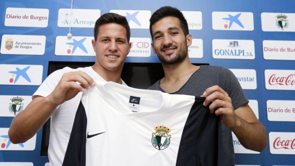 José Fran y Pepe Delgado posan con la camiseta del Burgos CF.-RAÚL G. OCHOA