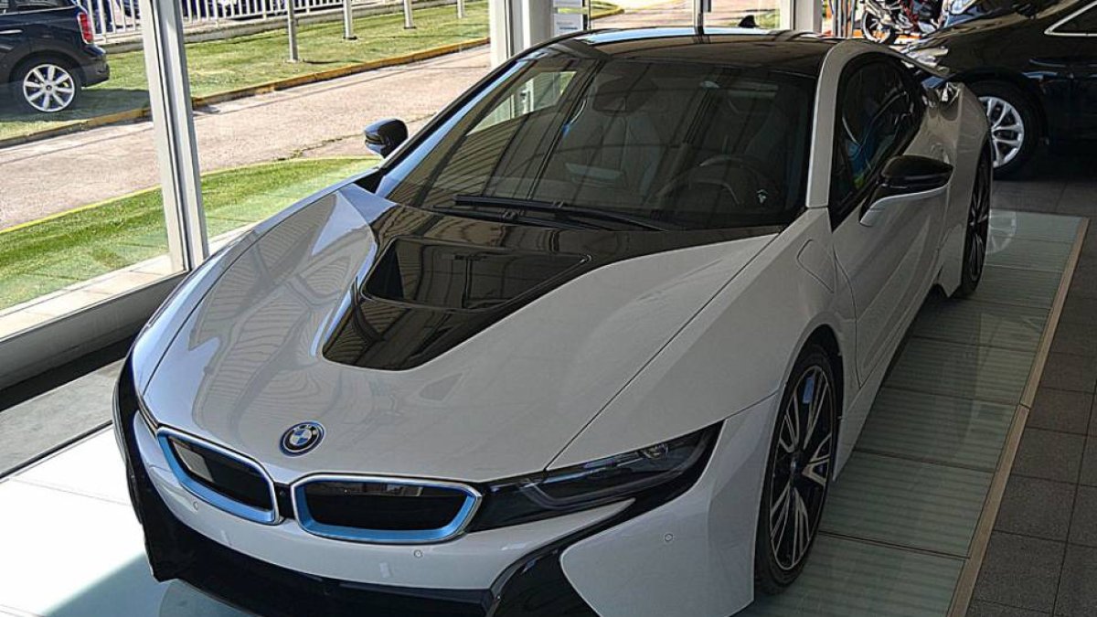 El BMW 1.8 en el stand  que la marca instaló en la última edición de la XIII Feria del Automóvil de Lerma, a principios de mayo.-HÉCTOR FUSTEL