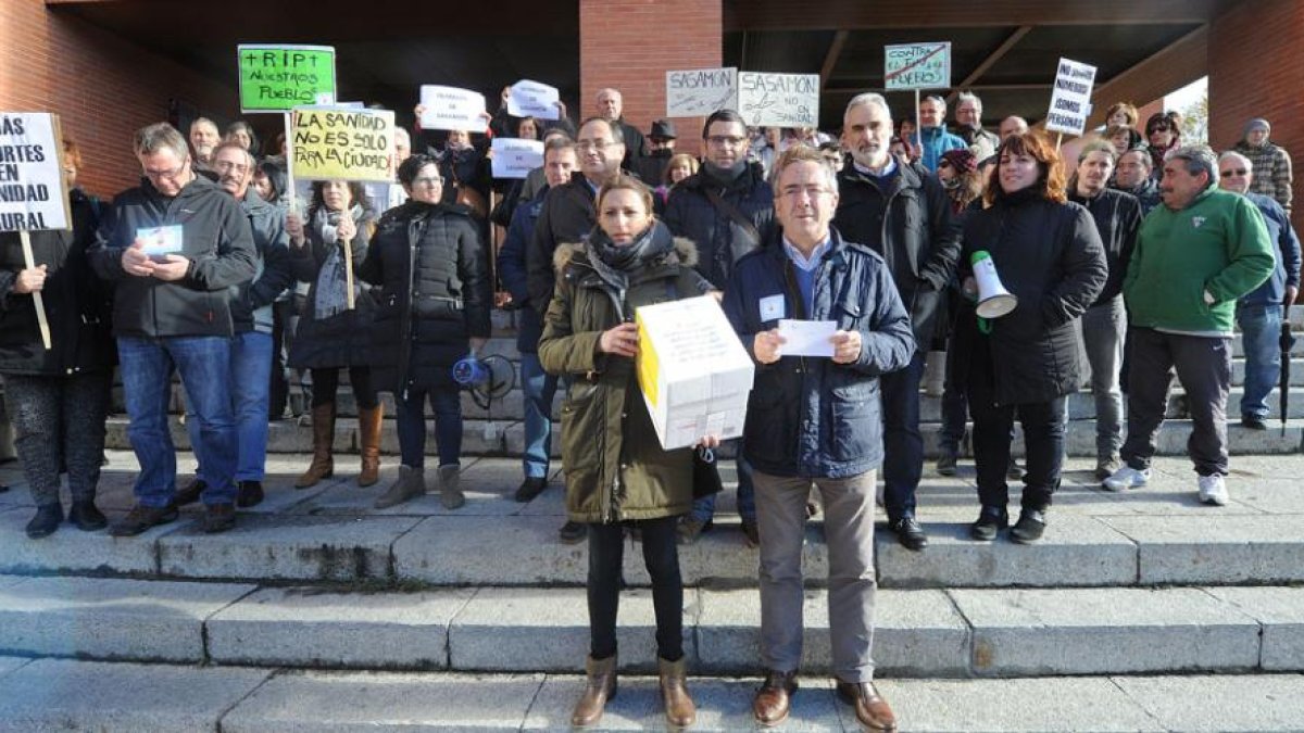 Los vecinos y representantes políticos registraron ayer 4.430 firmas en apoyo de la vuelta del médico eliminado.-I. L.M.
