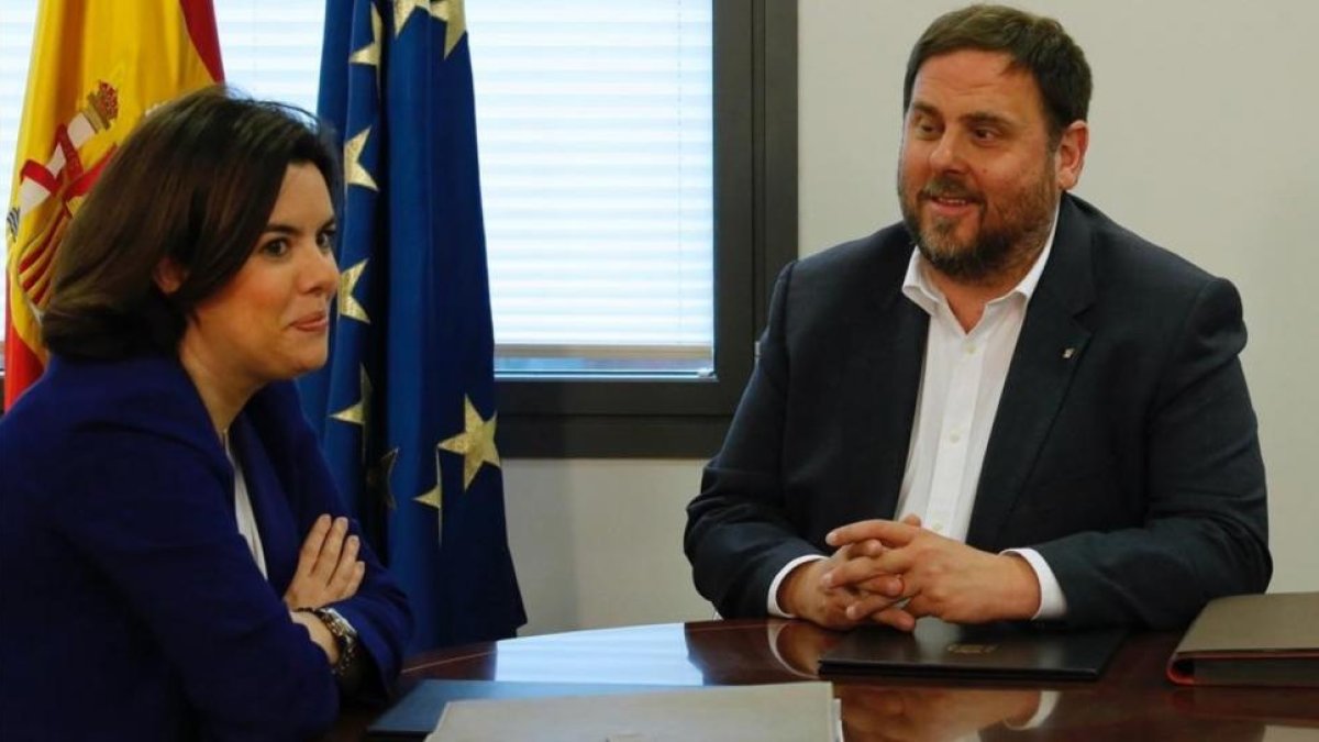 Soraya Sáenz de Santamaría y Oriol Junqueras, en la reunión que mantuvieron en la Moncloa el pasado 28 de abril.-JUAN MANUEL PRATS