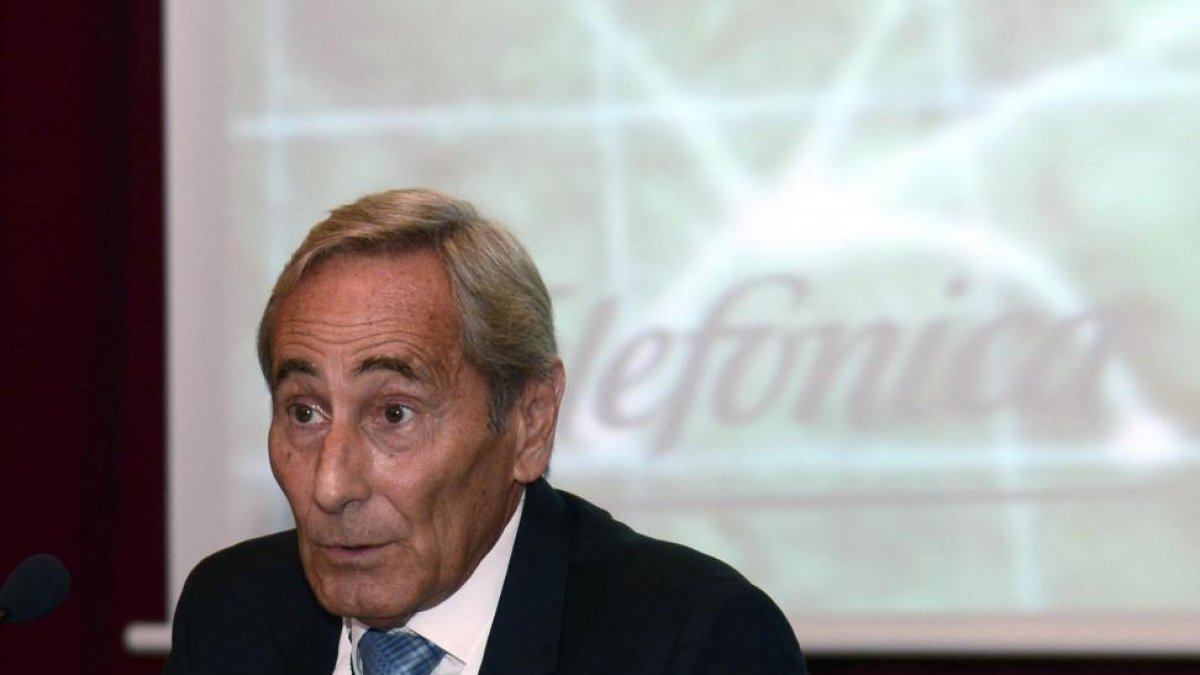 El vicepresidente de Telefónica, Julio Linares, imparte la conferencia 'Revolucion digital' dentro del Congreso internacional 'Historia de las tecnologías y de la comunicación al servicio de la Defensa'.-ICAL