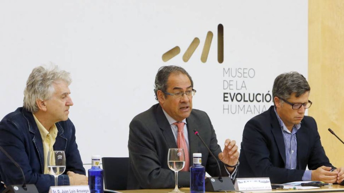 Juan Luis Arsuaga, Baudilio Fernández-Mardomingo, delegado Junta, y Alejandro Sarmiento, gerente del MEH.-R. G. OCHOA