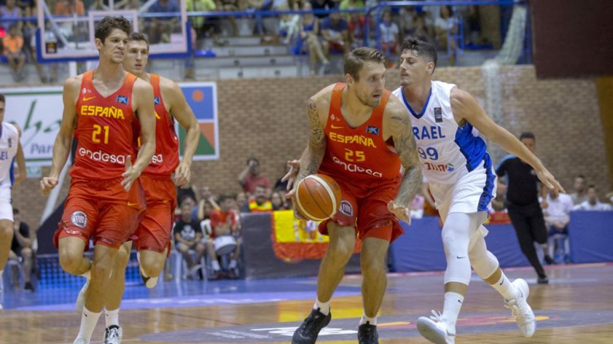 Javi Vega bota el balón en el choque del pasado sábado frente a Israel-FEB