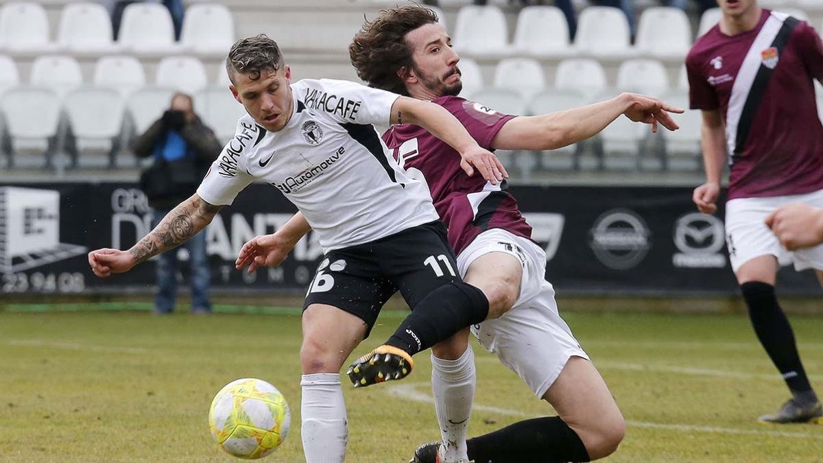 Juanma protege un balón ante un defensor del Haro en el choque del domingo en El Plantío-Santi Otero