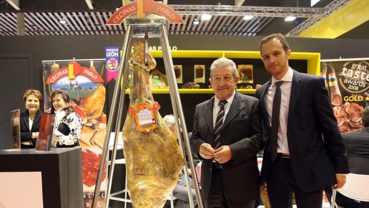 Pablo Barros e hijo, de Cecinas Pablo (León) en Alimentaria 2014 en el espacio Intercarn de Tierra de Sabor en Alimentaria 2014.-ICAL