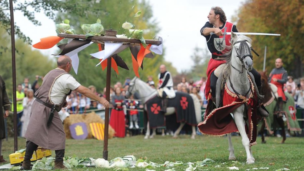 Imagen del torneo medieval que se celebra en la ribera del río Arlanzón.-ISRAEL L. MURILLO