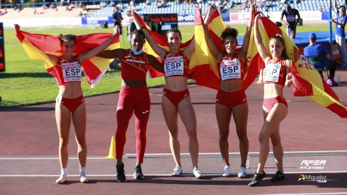 Eva Santidrián, centro, celebra la medalla de plata con sus compañeras. TWITTER / @RFEA