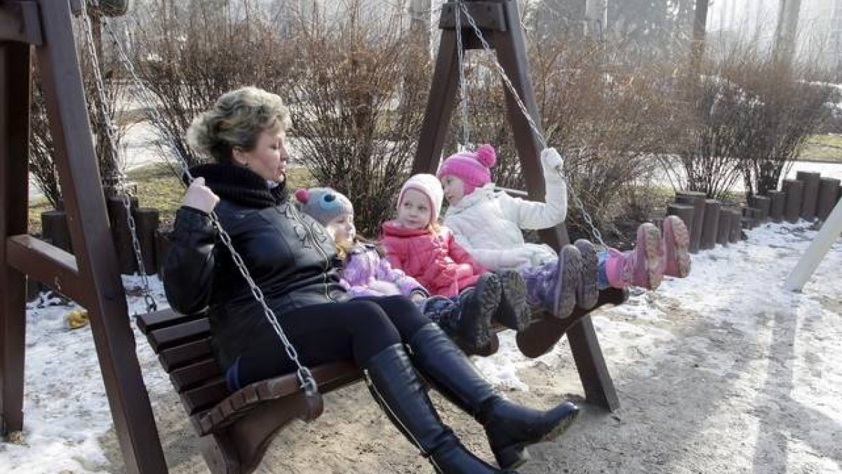Una mujer y tres niños disfrutan del día de sol, sin bombas, en Donetsk.-Foto: EFE / ALEXANDER ERMOCHENKO