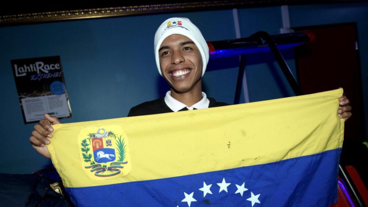 Adrian Solano con la bandera de Venezuela.-LEHTIKUVA