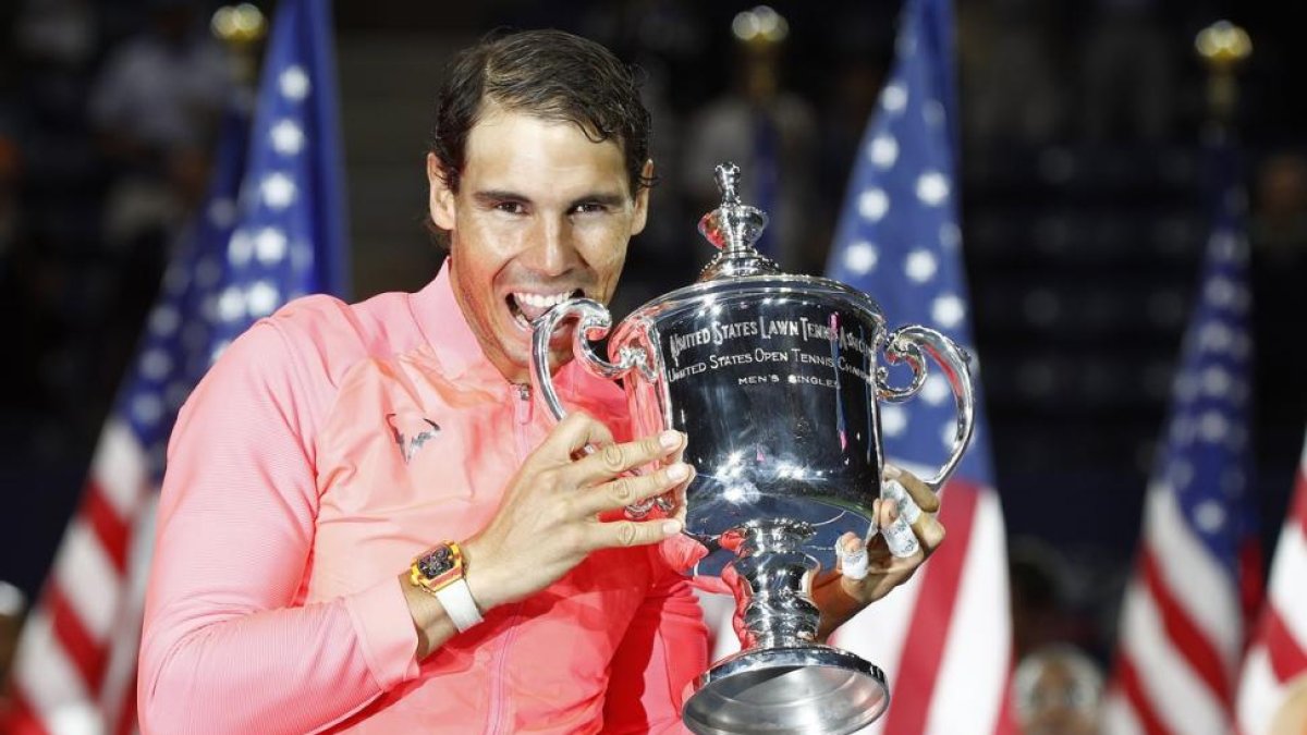 Rafa Nadal posa con el trofeo de campeón del Abierto de EEUU-EFE / JUSTIN LANE