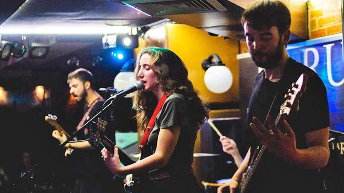 Sioqué, vencedor de la última edición de la convocatoria de La Rúa, durante el concierto con el que se colocó la corona de laureles.-La Rúa