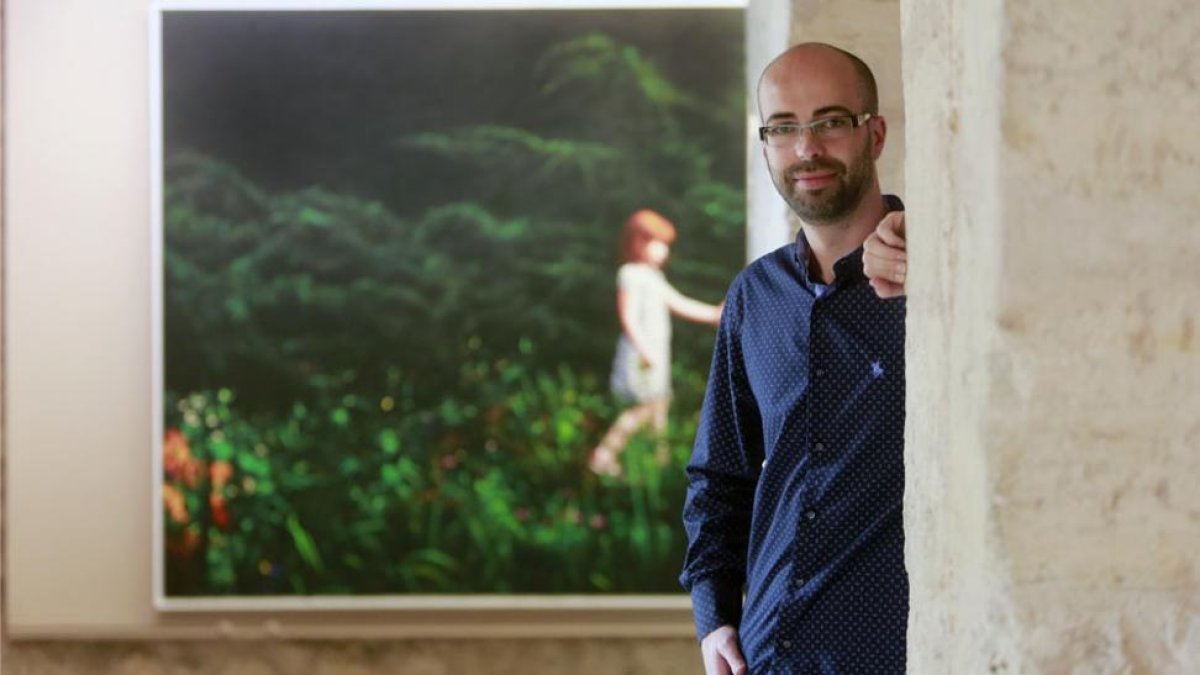 Guillermo Sedano, delante de ‘Alicia’, uno de los dos óleos con presencia humana que ha incluido en ‘Huellas de una mirada’.-Raúl Ochoa