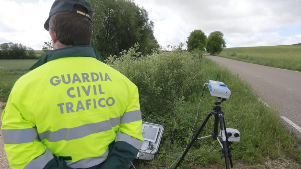 Un agente duante un control de velocidad.-RAÚL G. OCHOA