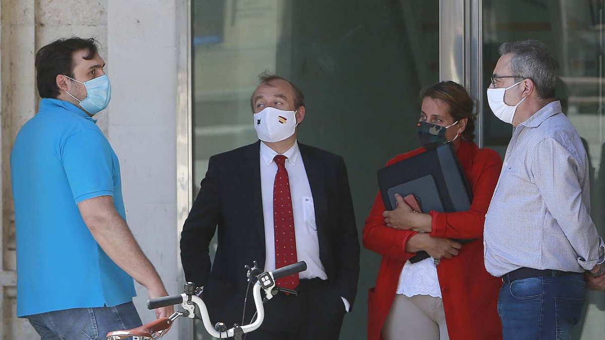 Los concejales de Vox charlan con el edil del PP, Jorge Berzosa (a la izquierda), en la puerta del Ayuntamiento. RAÚL G. OCHOA