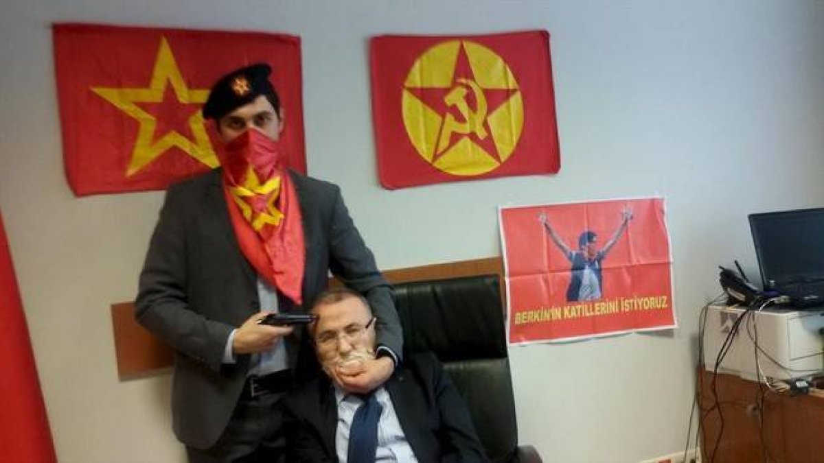 Un hombre amenaza al fiscal Mehmet Selim Kiraz en el palacio de justicia de Estambul.-Foto: HANDOUT / REUTERS