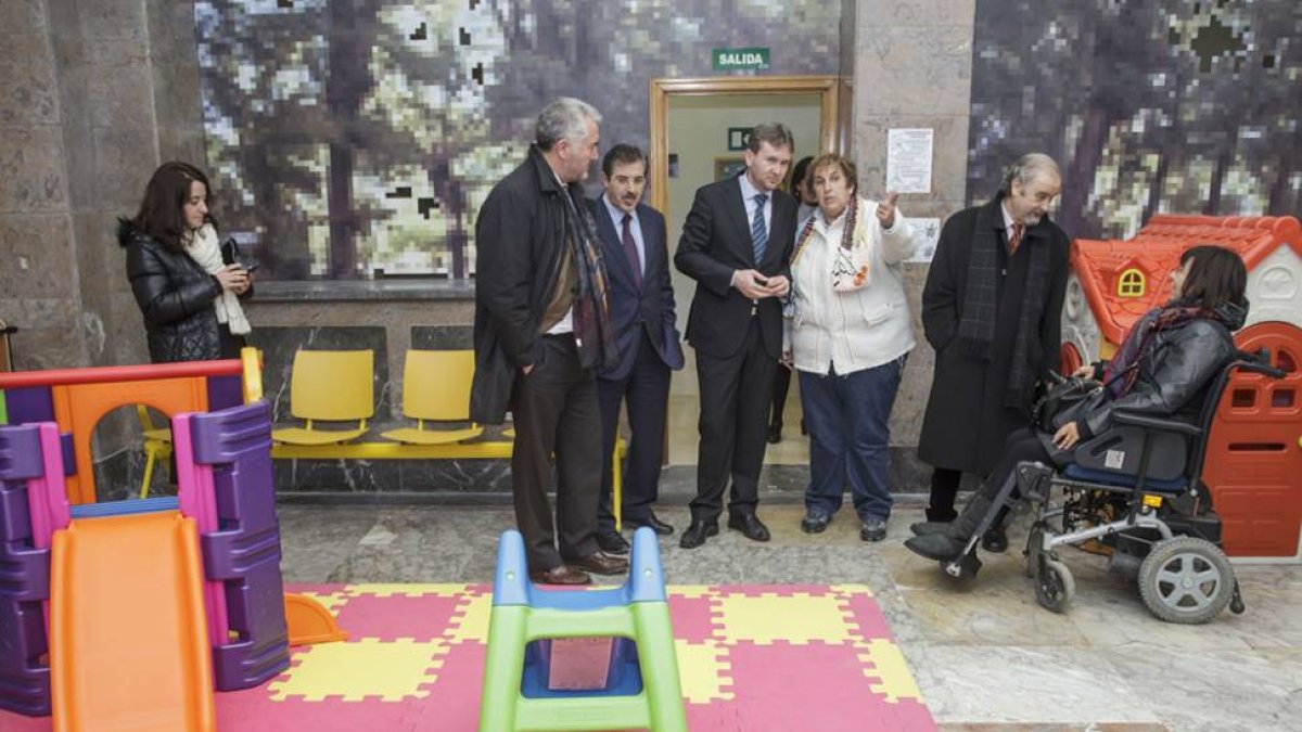 El alcalde y la concejal de Servicios Sociales en la visita a las instalaciones.-Santi Otero
