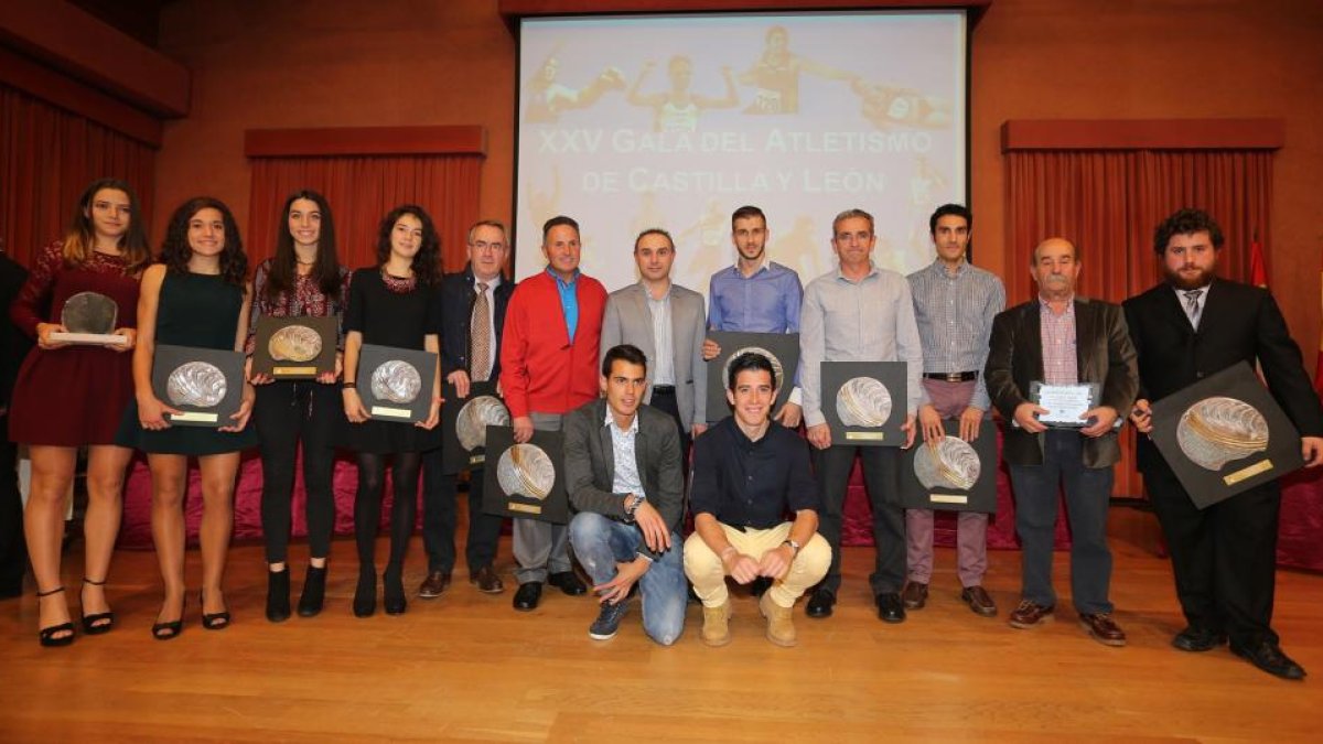 Foto de familia de los premiados burgaleses.-FETACYL