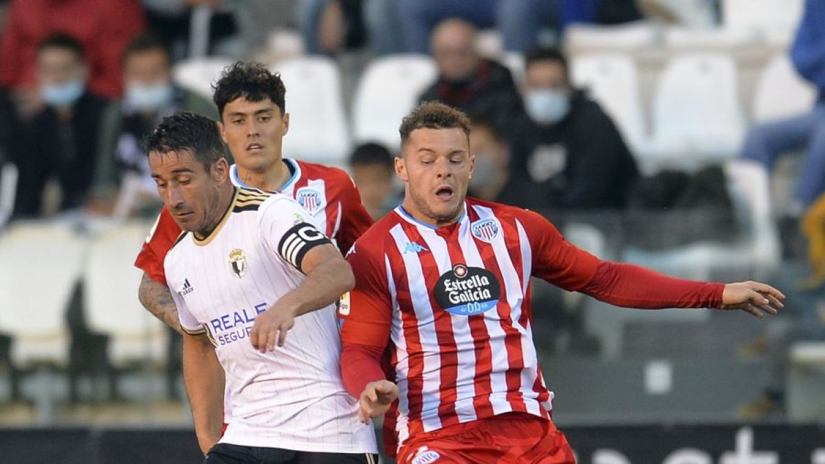 Saúl Berjón, con el brazalete de capitán, protege el balón. LALIGA