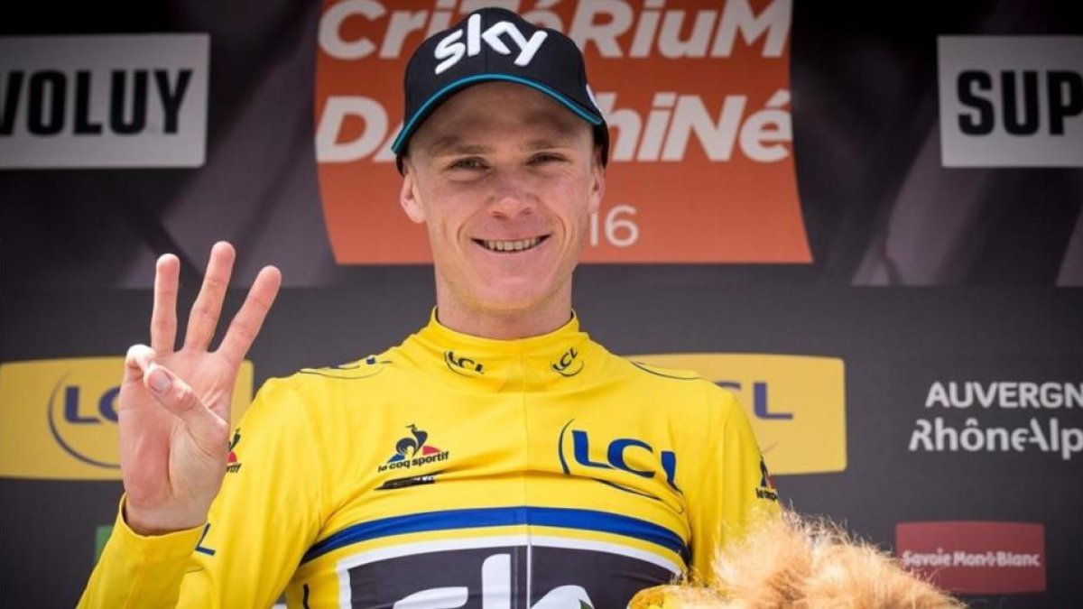 Chris Froome celebra en el podio su tercer triunfo absoluto en el Dauphiné.-AFP / LIONEL BONAVENTURE