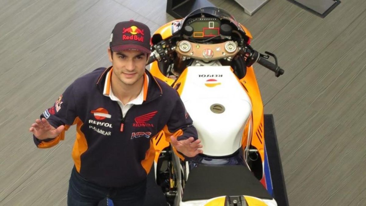 Dani Pedrosa saluda junto a una de las Honda RC213V que hay en Jerez.-EMILIO PÉREZ DE ROZAS