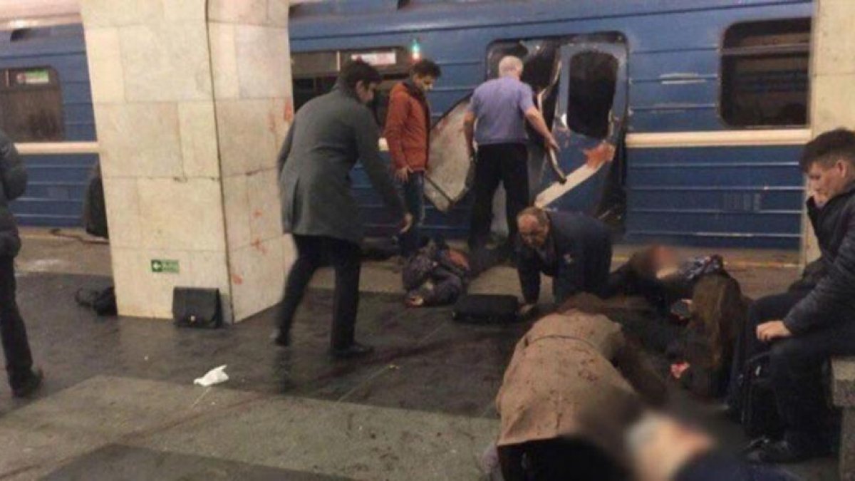 Heridos tras la explosión en un vagón de metro en San Petersburgo, este lunes.-