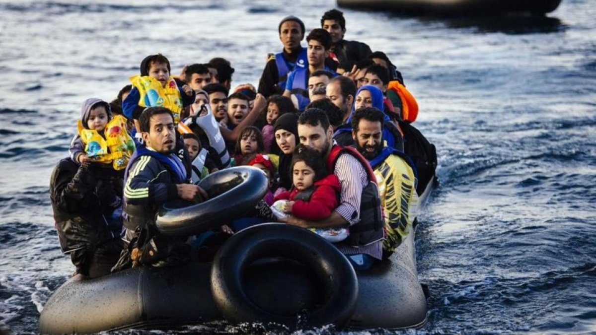 Un grupo de refugiados llegan a la isla de Lesbos en Grecia en octubre del 2015.-DIMITAR DILKOFF