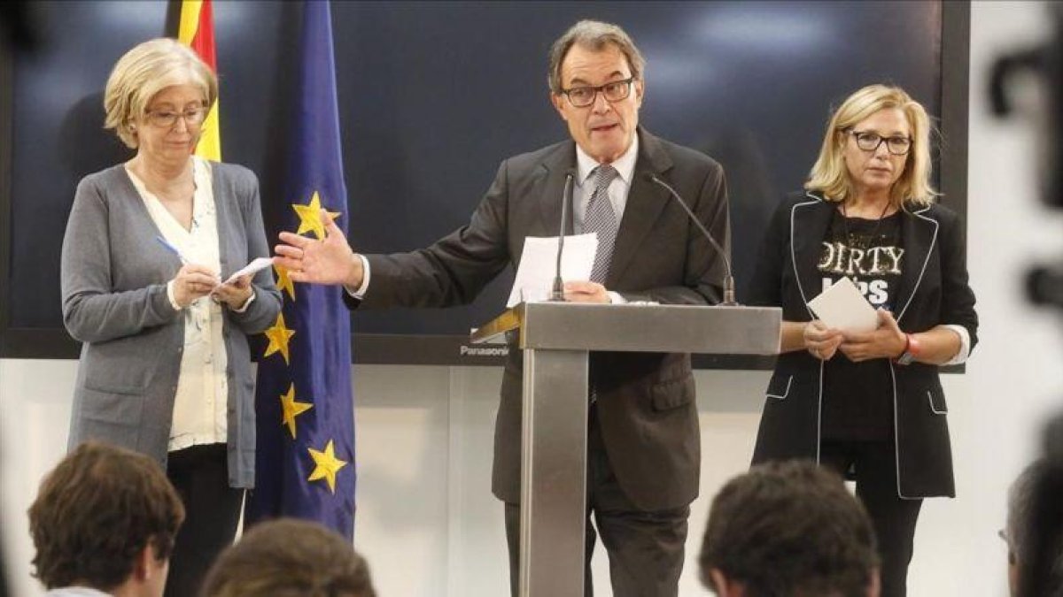 El expresidente de la Generalitat, Artur Mas, en rueda de prensa junto a la 'exconsellera' Irene Rigau (izquierda) y la exvicepresidenta Joana Ortega, este lunes, 3 de octubre.-JOAN PUIG