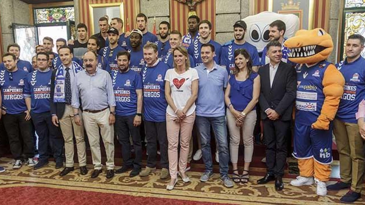 Representantes de los grupos municipales posan con los miembros delCBMiraflores en la recepción ofrecida tras el ascenso deportivo a ACB.-SANTI OTERO