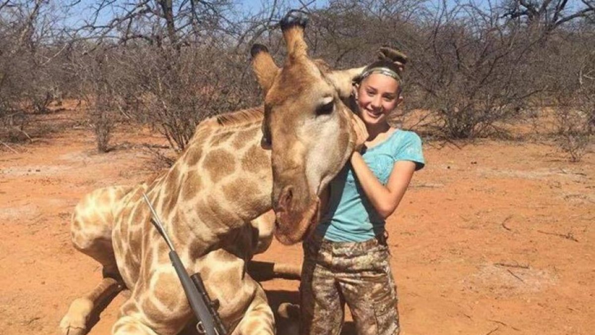 Aryanna Gourdin junto a una de sus presas, una jirafa-FACEBOOK