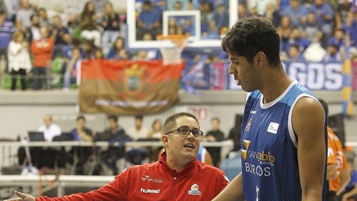 Epi da instrucciones a Felipe dos Anjos durante un partido.-SANTI OTERO