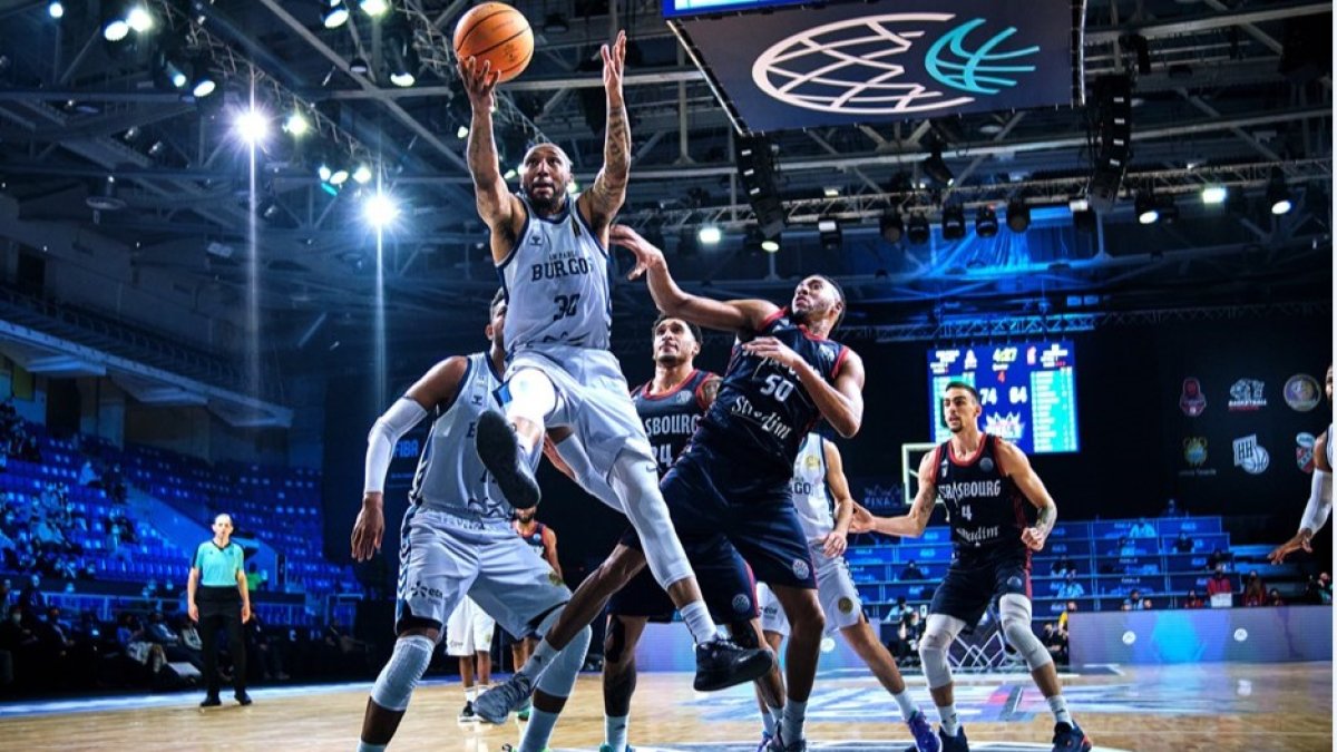 Horton deja el balón en el aro del Estrasburgo. FIBA