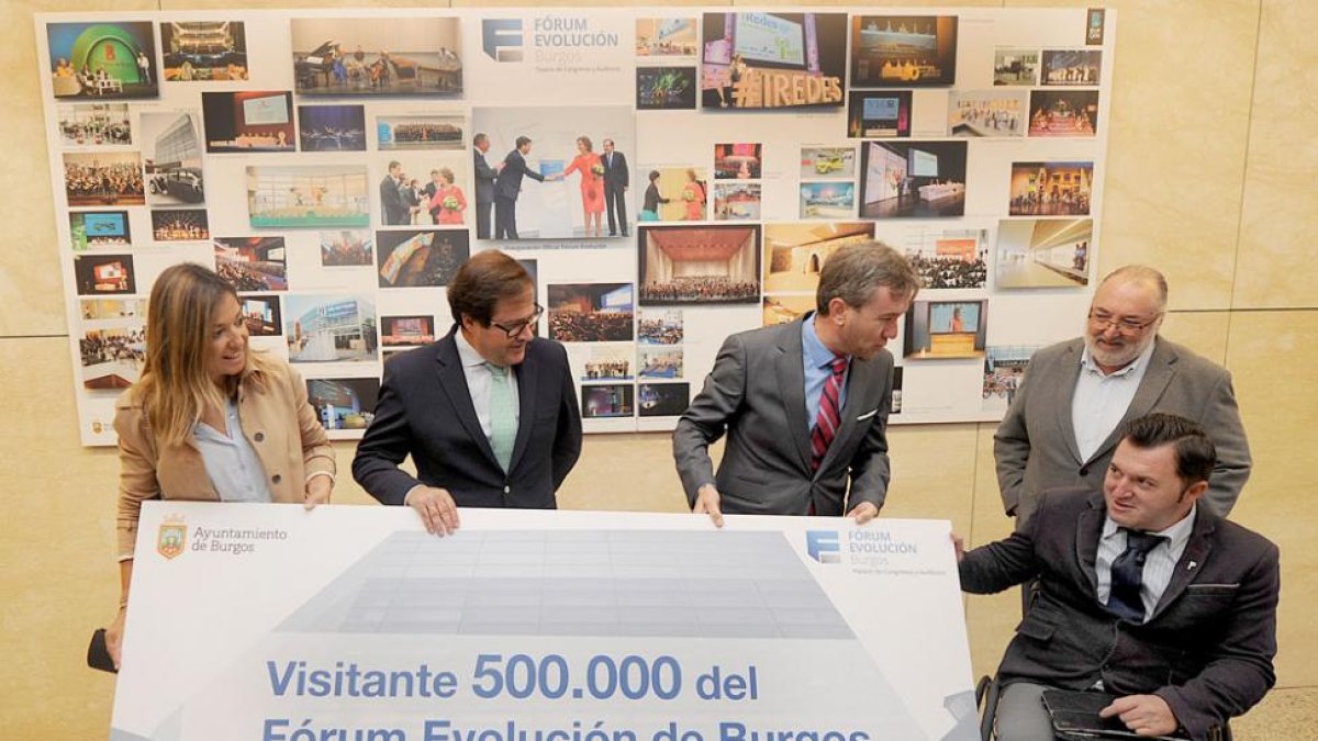 Carolina Blasco, Salvador de Foronda y Javier Lacalle saludan Francisco Sardón, visitante 500.000.-ISRAEL L. MURILLO
