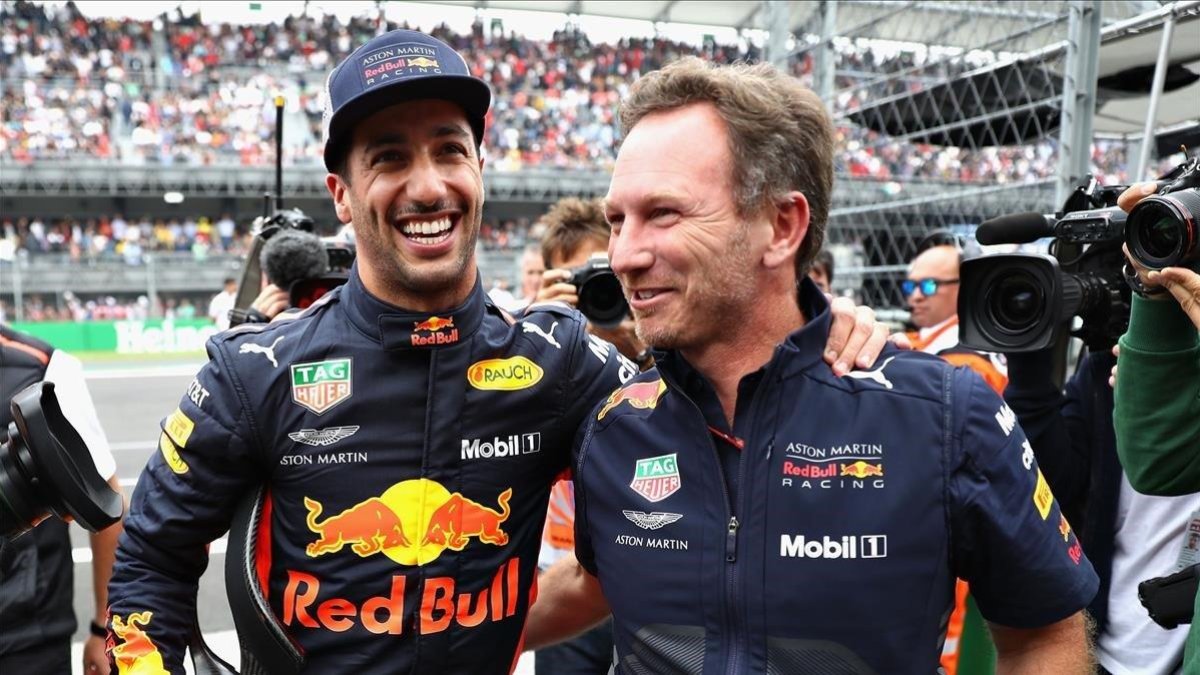 Daniel Ricciardo recibe las felicitaciones de Christian Horner tras lograr la pole.-/ AFP / MARK THOMPSON