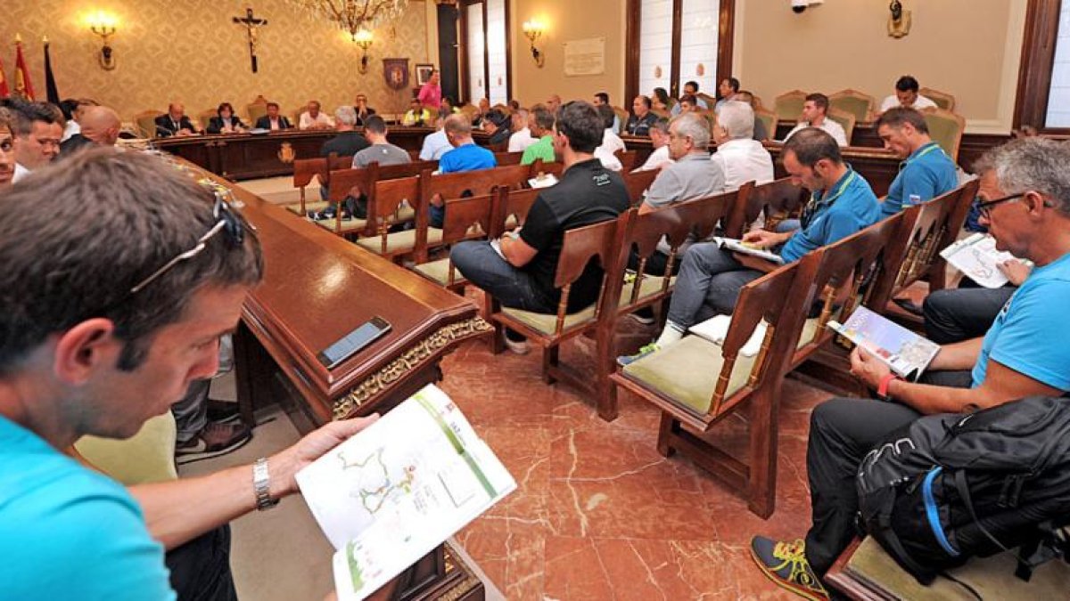 El Salón de Plenos de la Diputación Provincial acogió en la tarde de ayer la reunión técnica con los directores de equipos de las 21 escuadras participantes-Israel L. Murillo