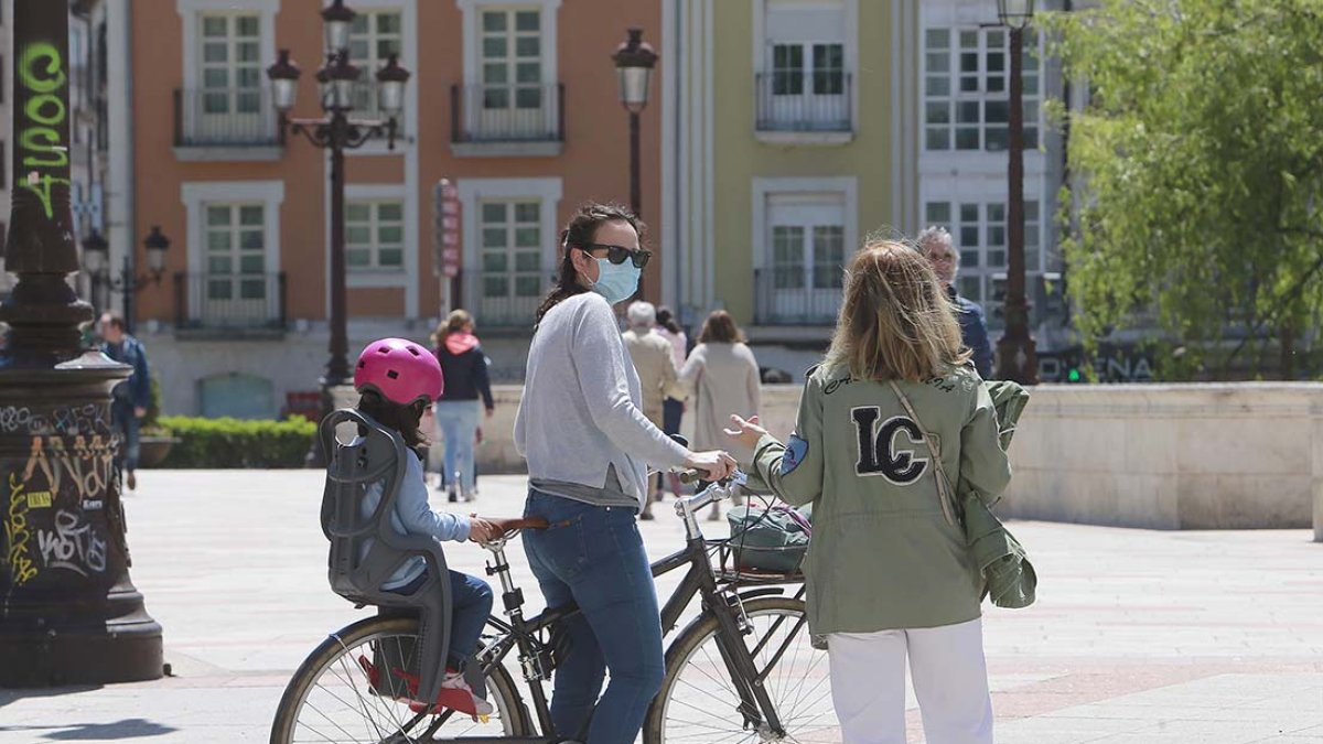 Una ciclista conversa con una mujer en el puente de Santa María. RAÚL G. OCHOA