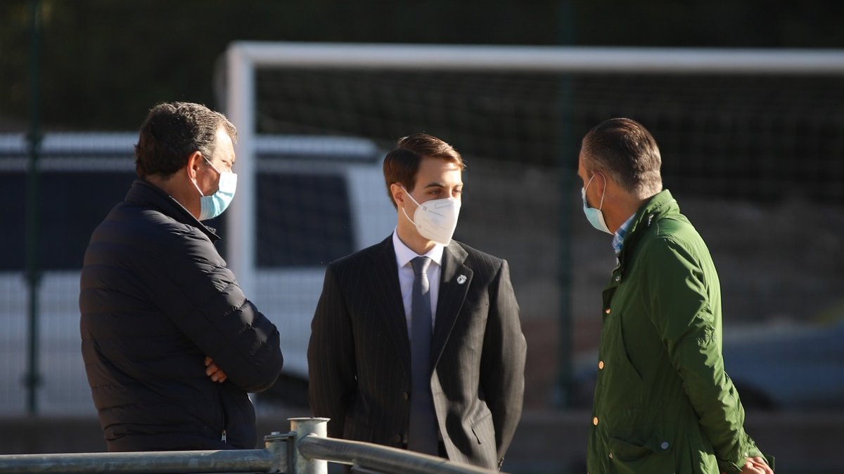 Caselli, en el centro, durante el partido que disputó el Burgos CF frente al Talavera. ALBA DELGADO / BURGOS CF
