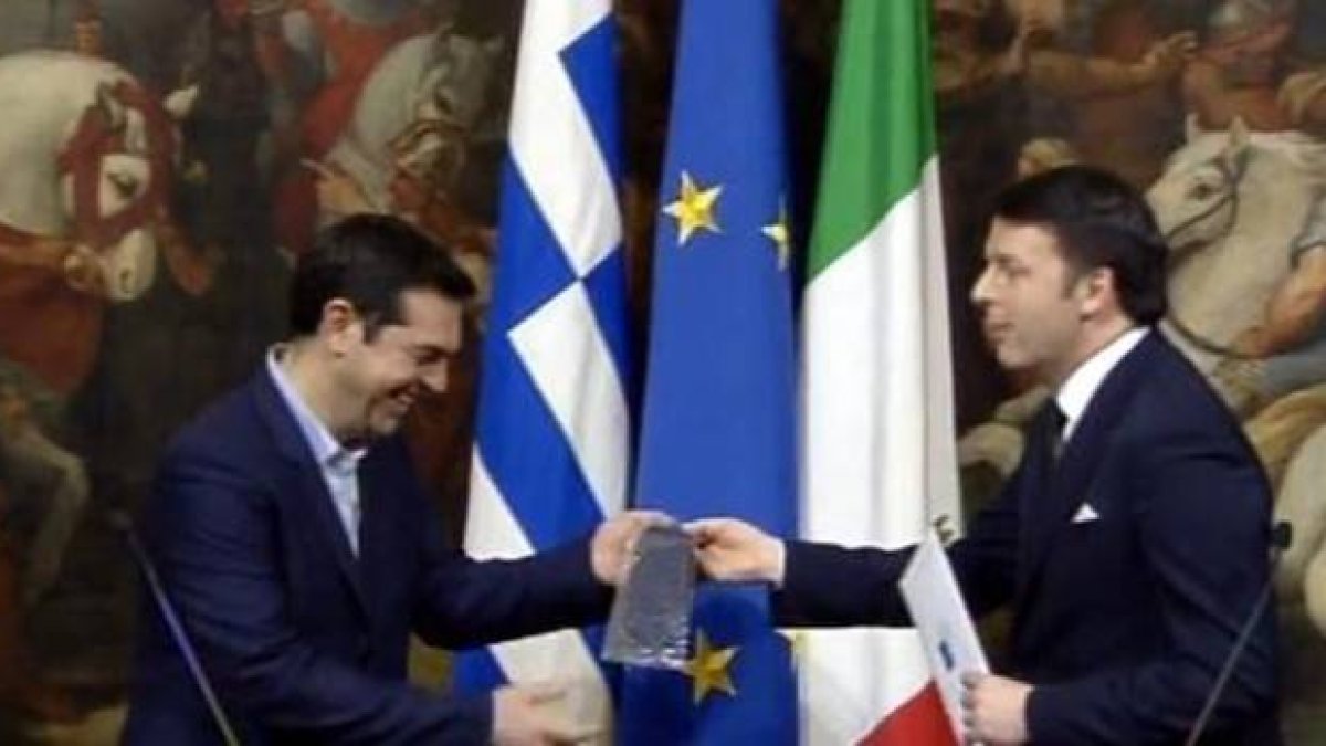 Matteo Renzi regalando una corbata a Alexis Tsipras este martes en Roma.-Foto: TWITTER