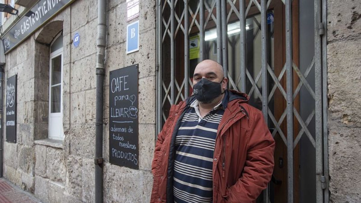 Pedro Montalvo a las puertas de El Pez de Santa Clara. RAÚL OCHOA