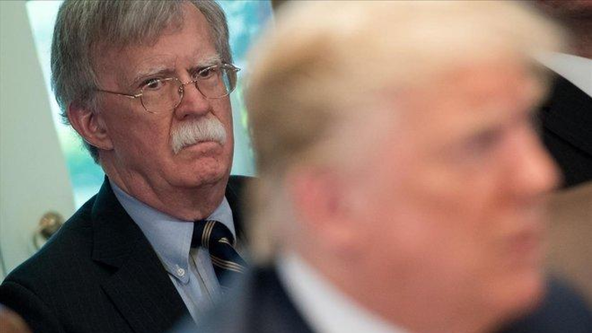 El exasesor de seguridad nacional John Bolton atiende a una intervención de Donald Trump durante una reunión del gabinete en la Casa Blanca, en mayo del 2018.-AFP